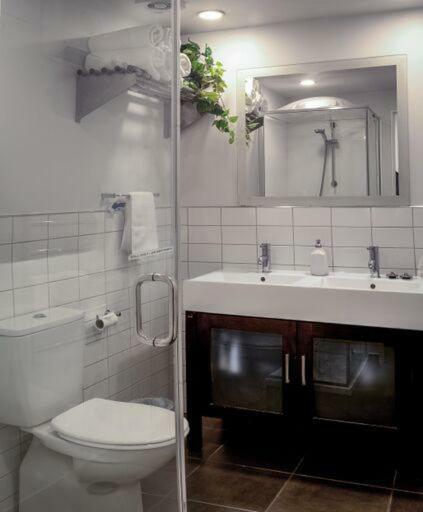 Central, Modern Loft Style Home - 2 Min Walk From Town Квінстаун Екстер'єр фото